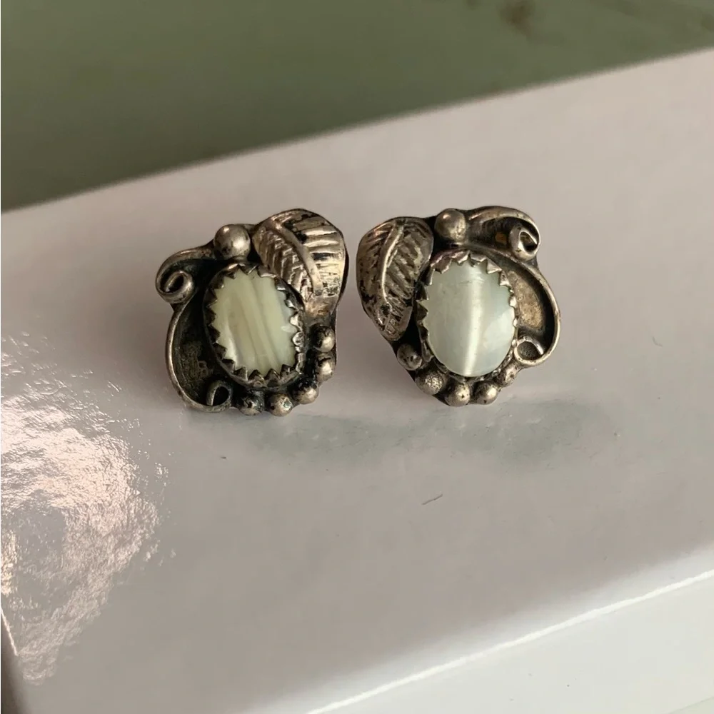 Elegant Silver Mother of Pearl Leaf Earrings - Picture 1 of 2